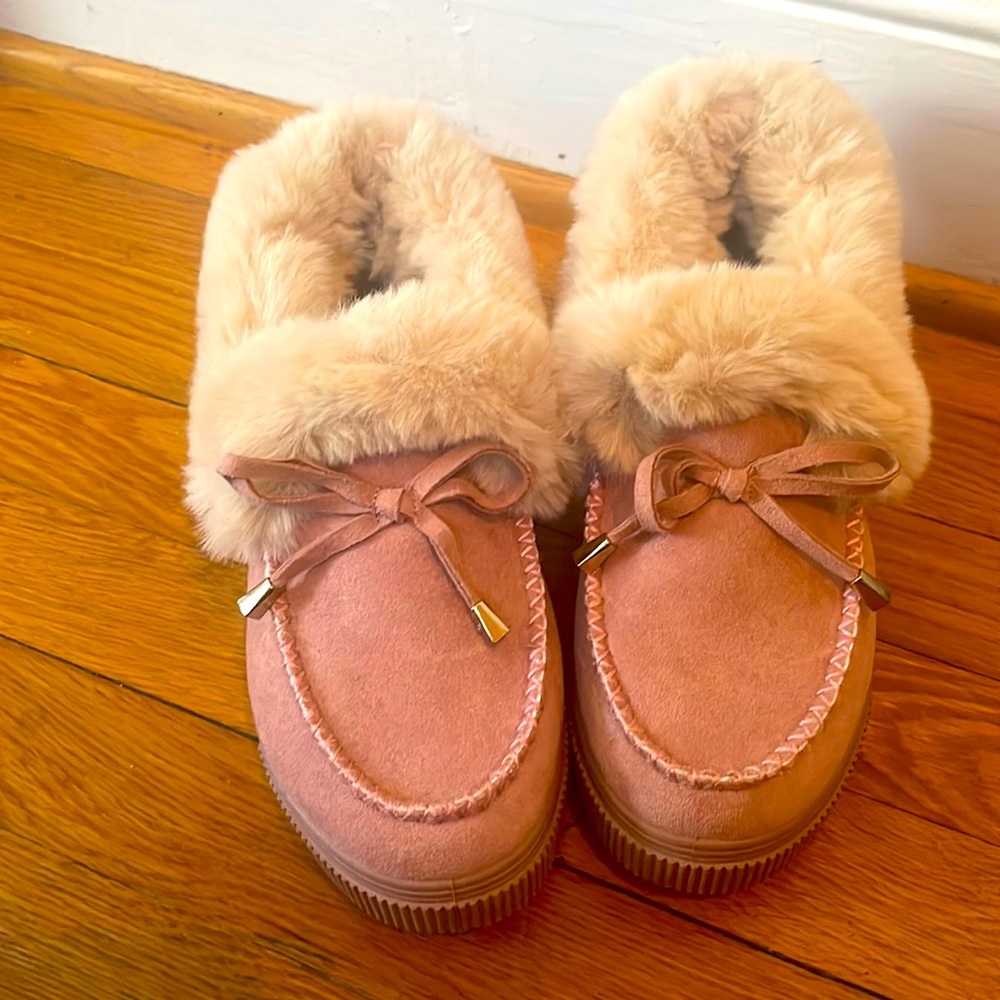 Barely worn comfy pink slippers